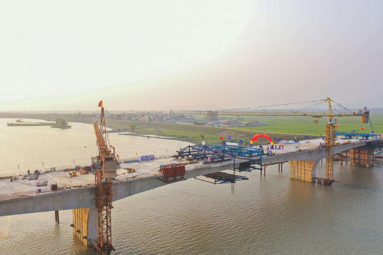 Vinaconex vinh dự là nhà thầu thi công cầu núi Đọi, cây cầu dài nhất cao tốc đoạn Mai Sơn – QL 4. &nbsp;