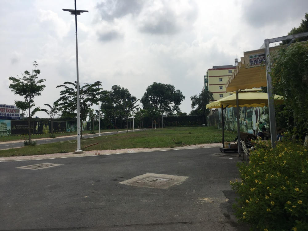 &nbsp;Quây tôn, phân lô hơn 4.500m2 đất nông nghiệp rồi gắn mác dự án, quảng cáo mở bán rầm rộ, “dự án Sen Vàng Town” ở huyện Bình Chánh, TP.HCM đã bị chính quyền xử lý nhiều vi phạm. &nbsp;