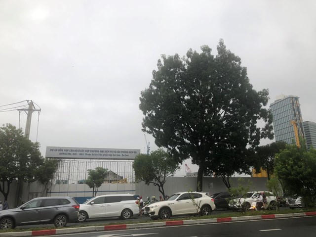 Tuy nhi&ecirc;n, đường Nguyễn Hữu Cảnh thường xuy&ecirc;n &ugrave;n tắc v&agrave;o c&aacute;c khung giờ cao điểm.