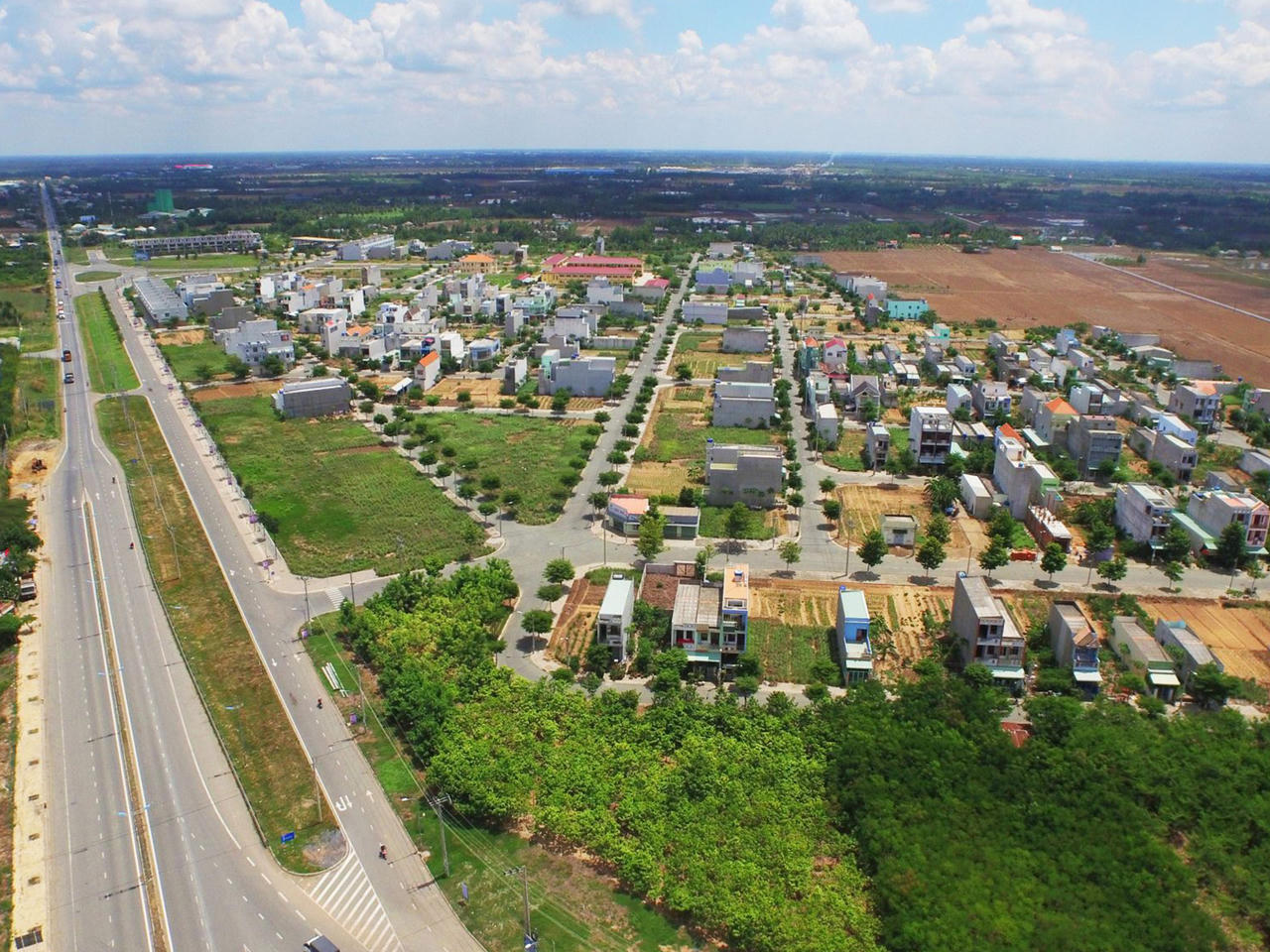 Đất thổ cư (đất ở) là loại đất ở được sử dụng cho mục đích xây dựng các công trình nhà ở, phục vụ cho cuộc sống nên luôn là thị trường tiềm năng. Ảnh: Sưu tầm &nbsp;