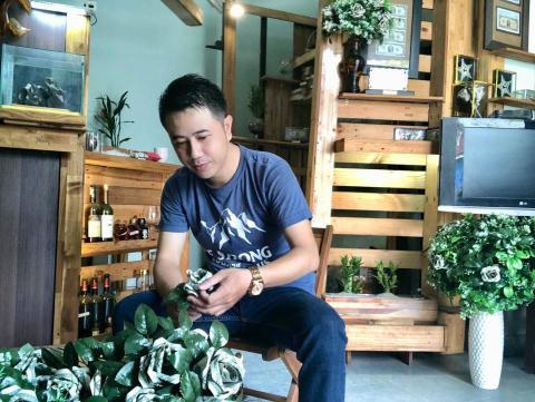Mồng 8/3 lạ: Hoa thật giảm tiền, hoa tiền đắt khách