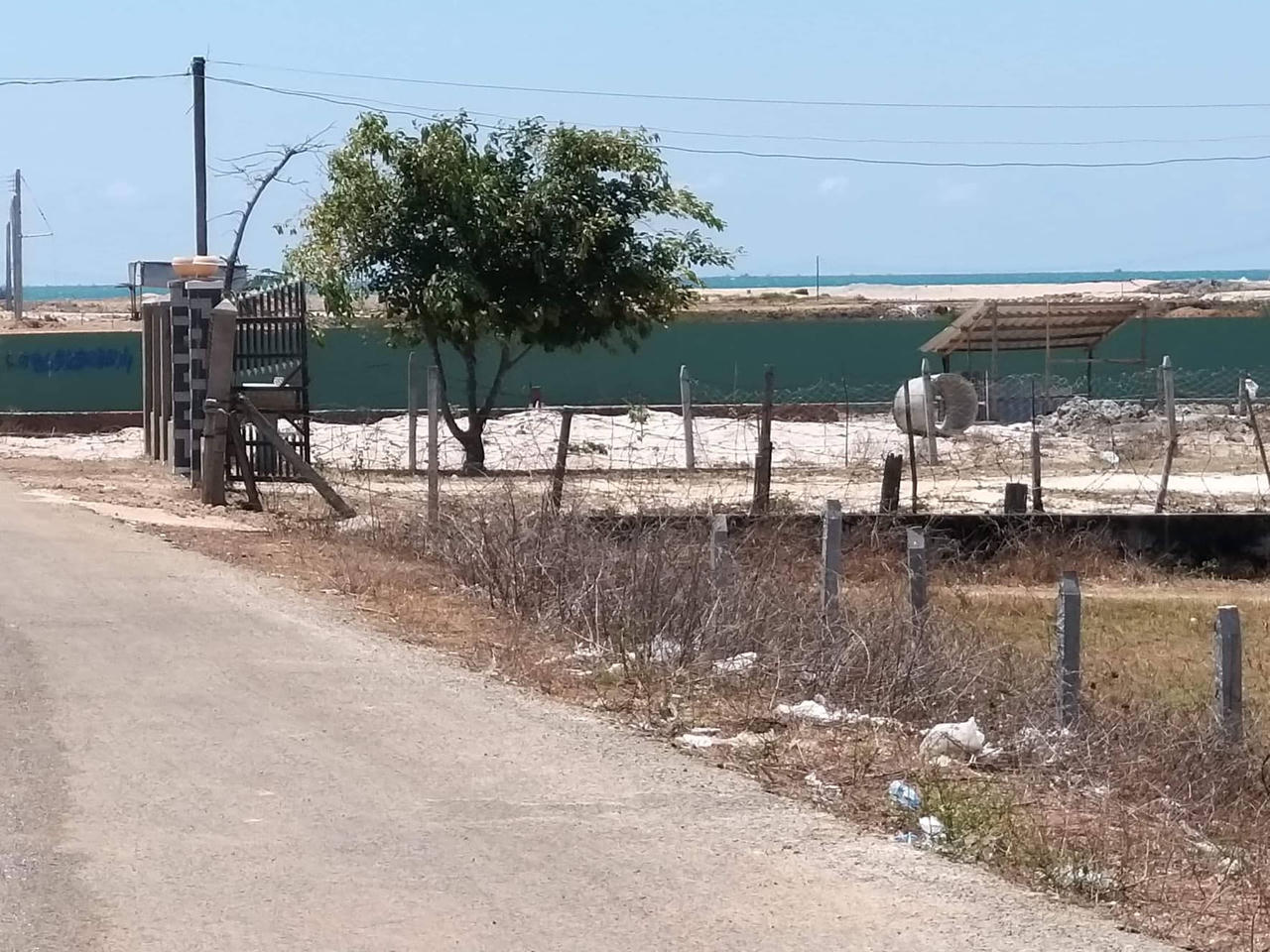 Khu vực dự án của DRH được rào kiên cố, giữ đất san lấp.