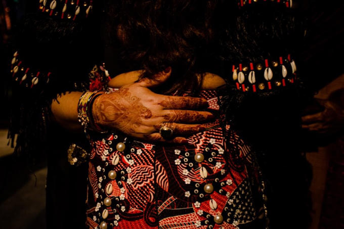 Không chỉ được sắp đặt theo văn hóa bộ lạc, bữa tiệc cưới của cặp đôi tỷ phú Ấn Độ&nbsp;còn mang đậm dấu ấn văn hóa truyền thống đẹp đẽ. Các nghệ sĩ đã đem đến nghệ thuật vẽ Henna,&nbsp;một loại hình nghệ thuật vẽ lên tay và chân của cô dâu tương trưng cho sự gắn bó son sắt của vợ và chồng, cho sự màu mỡ, sinh sôi nảy nở và tình yêu đôi lứa.