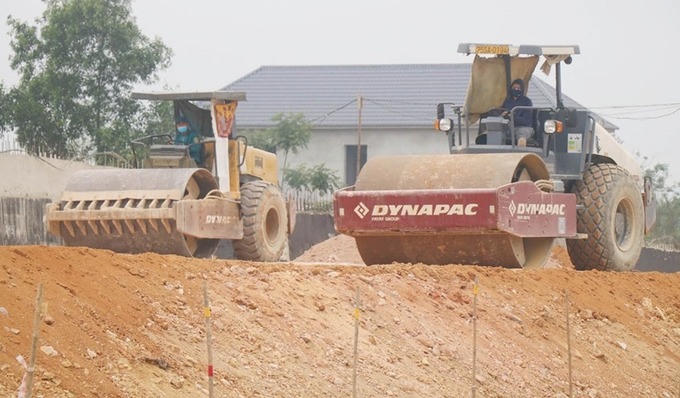 Chủ đầu tư yêu cầu đơn vị thi công tăng cường nhân lực, máy móc, hoàn thành công trình vào cuối năm 2024. Ảnh: Hà Nguyên &nbsp;