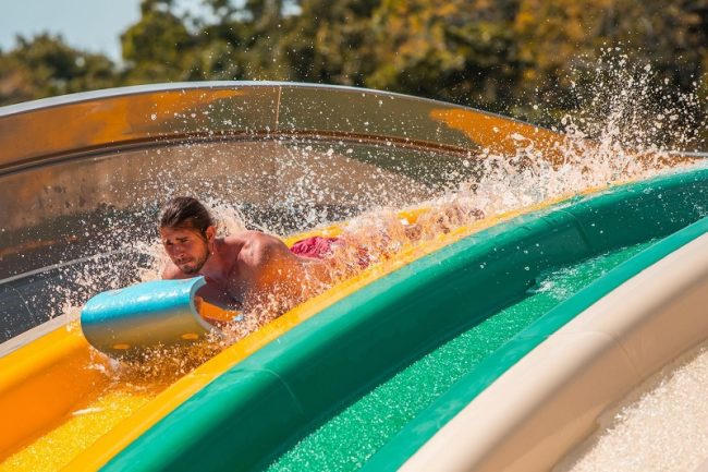 Đường trượt nước đầy phấn khích tại công viên nước Aquatopia Water Park &nbsp;