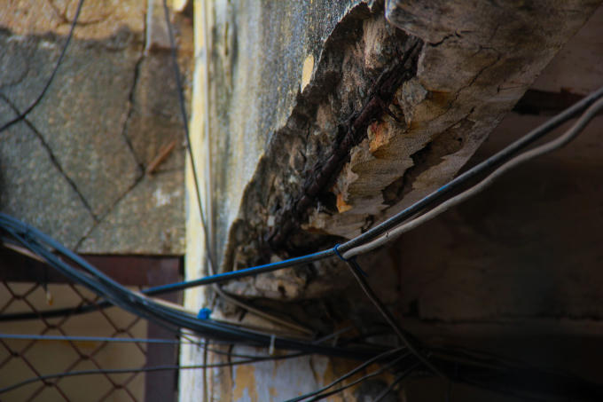 Người Sài Gòn sống trong chung cư xuống cấp, tường nhà nứt toác phải cột bằng dây kẽm, đổ sập bất cứ lúc nào