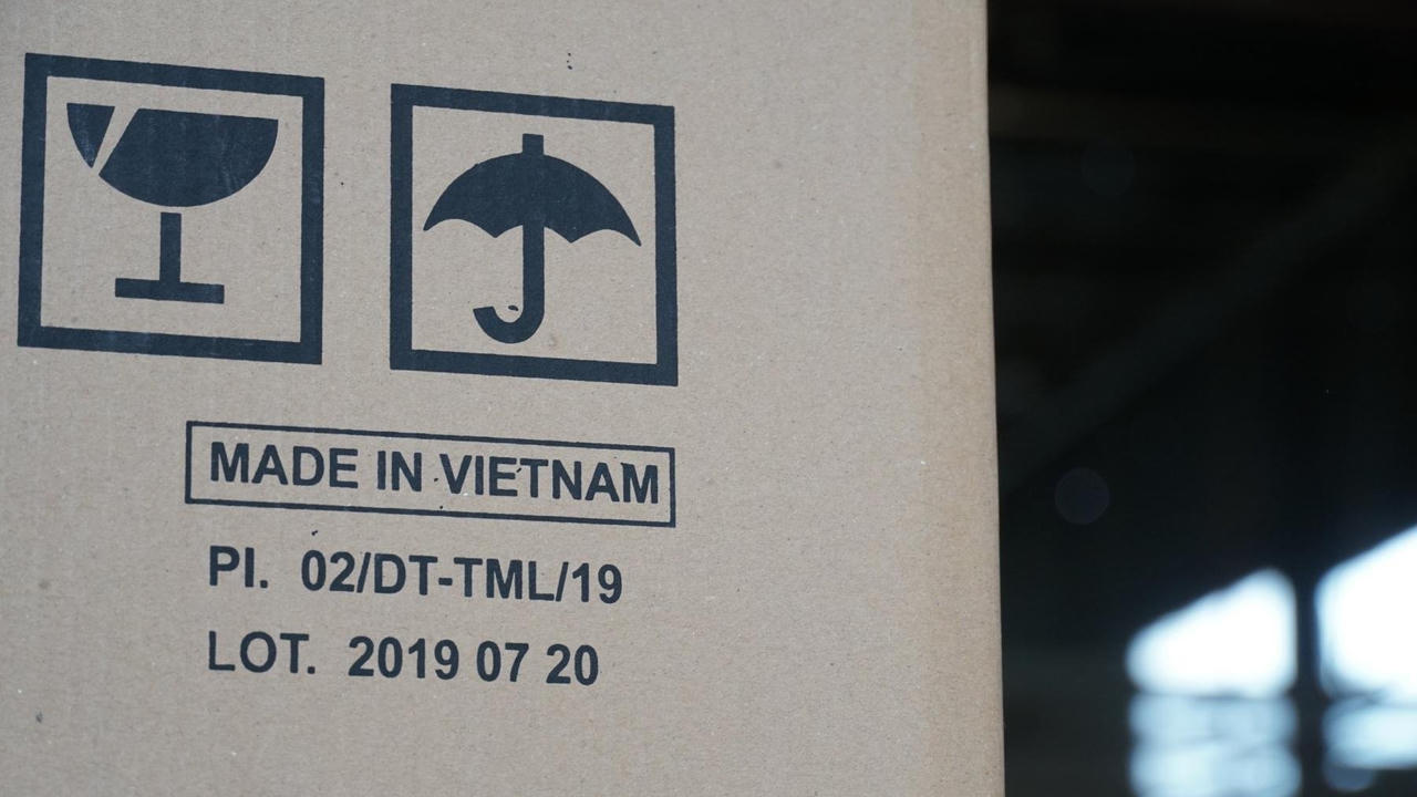 Hàng hoá "Made in Việt Nam" chịu mức thuế 20%, trong khi hàng trung chuyển bị áp 40%.