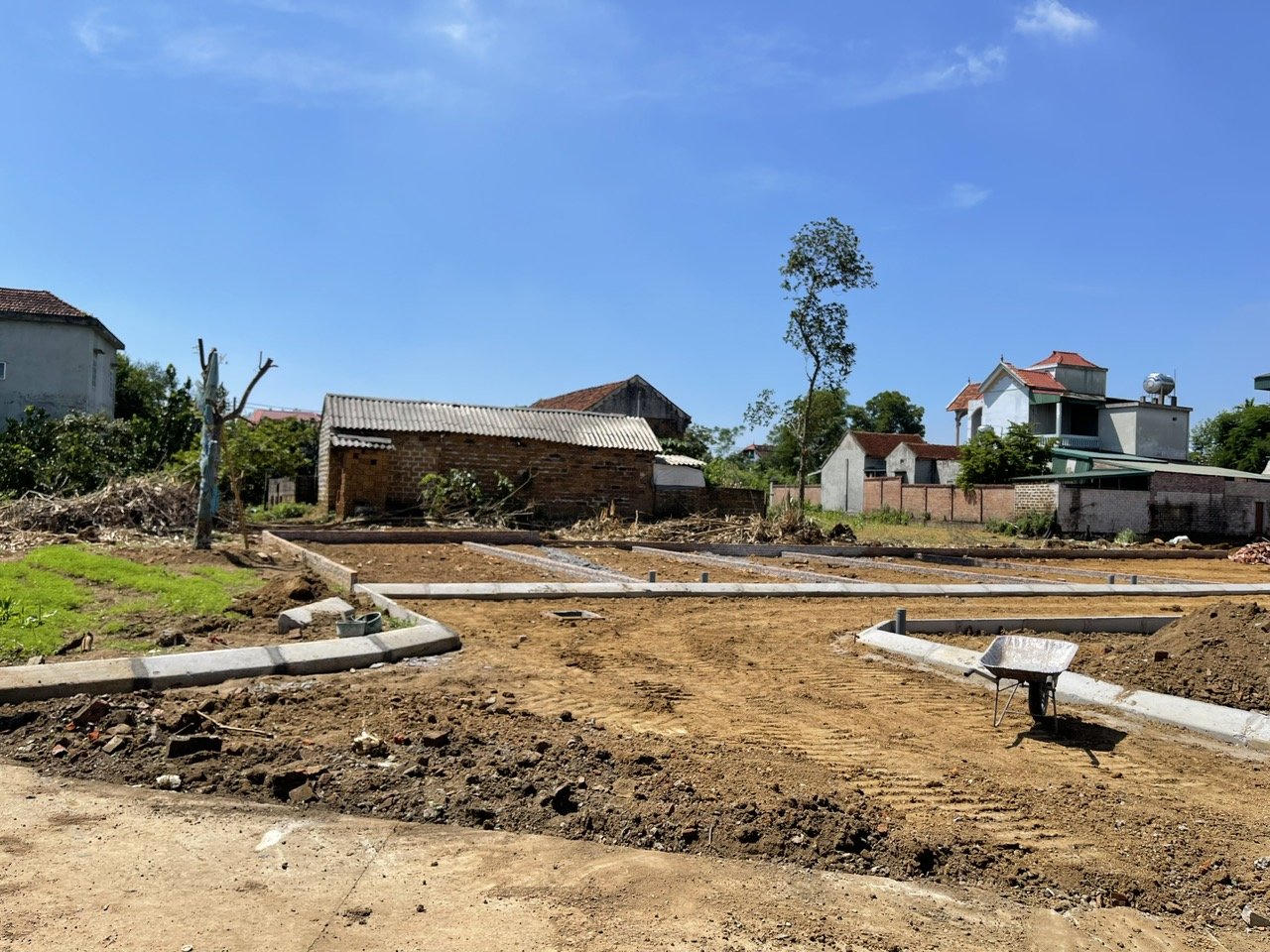 Ghi nhận ngày 7/8 cho thấy máy móc và công nhân đang thi công, san gạt, phân lô từng ô đất.