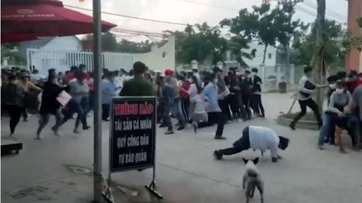 &nbsp;Cảnh chen lấn, xô đẩy để làm thủ tục đất đai. &nbsp;