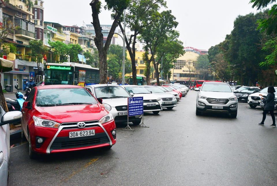 Điểm trông giữ xe tại khu vực Quảng trường Đông Kinh Nghĩa Thục, quận Hoàn Kiếm. Ảnh: Kinh tế Đô thị &nbsp;