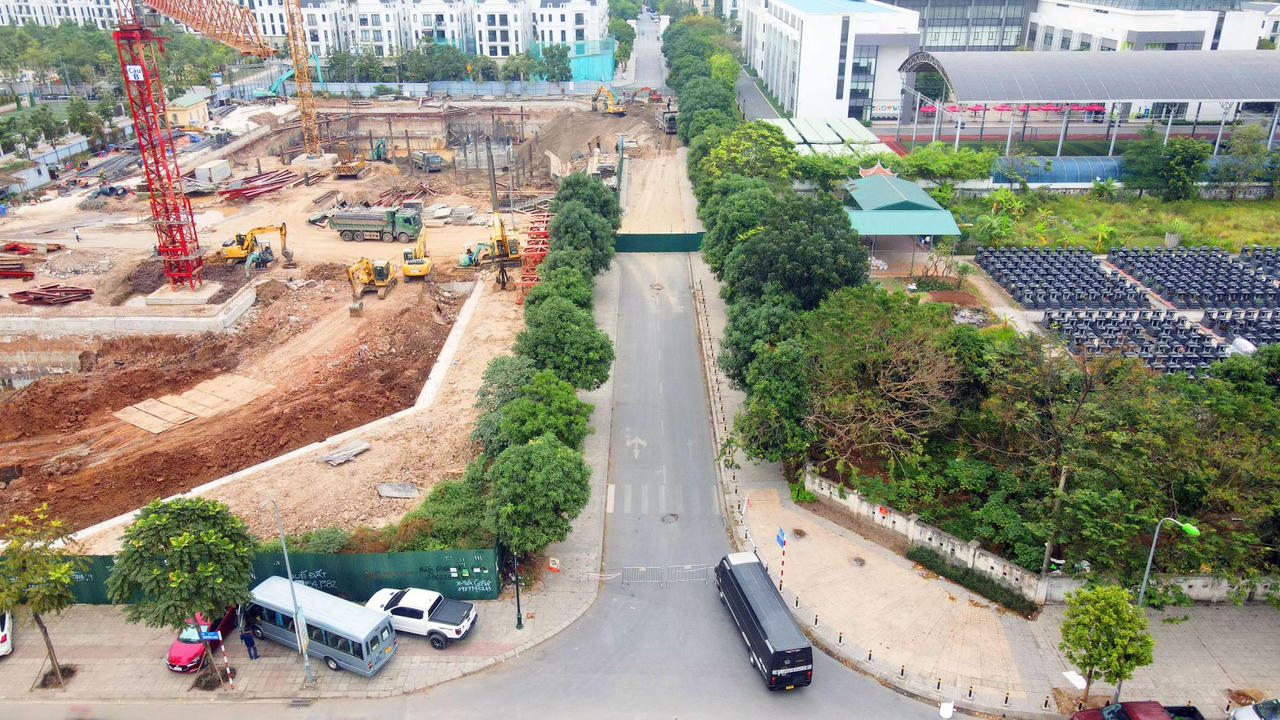 Dự án chung cư Ruby Riverside được Sở Xây dựng Hà Nội cấp phép hồi tháng 7/2024 với quy mô 21 tầng nổi + 4 tầng hầm. Đơn vị thi công là Công ty cổ phần Đầu tư phát triển nhà RubyLand.