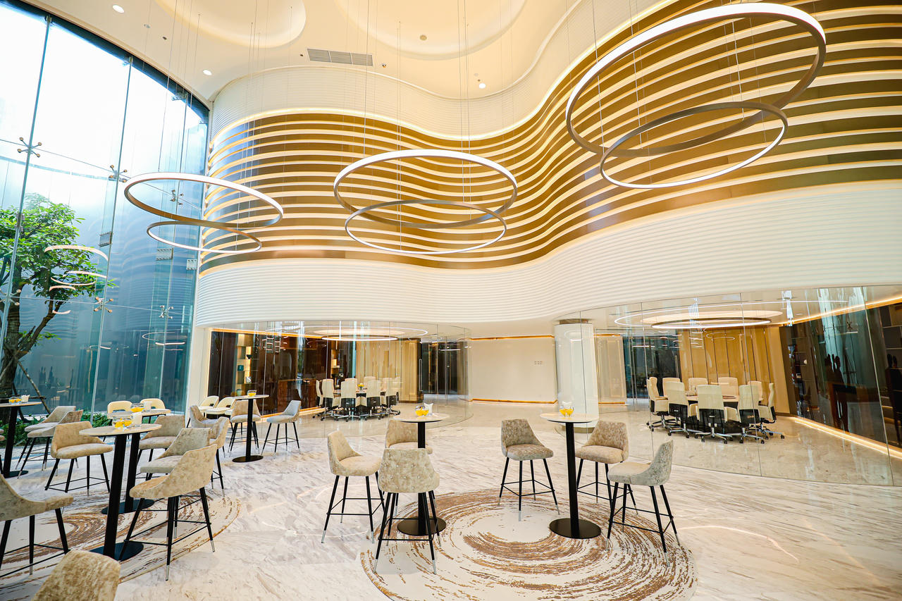 Bên trong là không gian dịch vụ sang trọng kết hợp cùng cảnh quan thiên nhiên, thiết kế được đầu tư tỉ mỉ cùng công nghệ tiên tiến &nbsp;