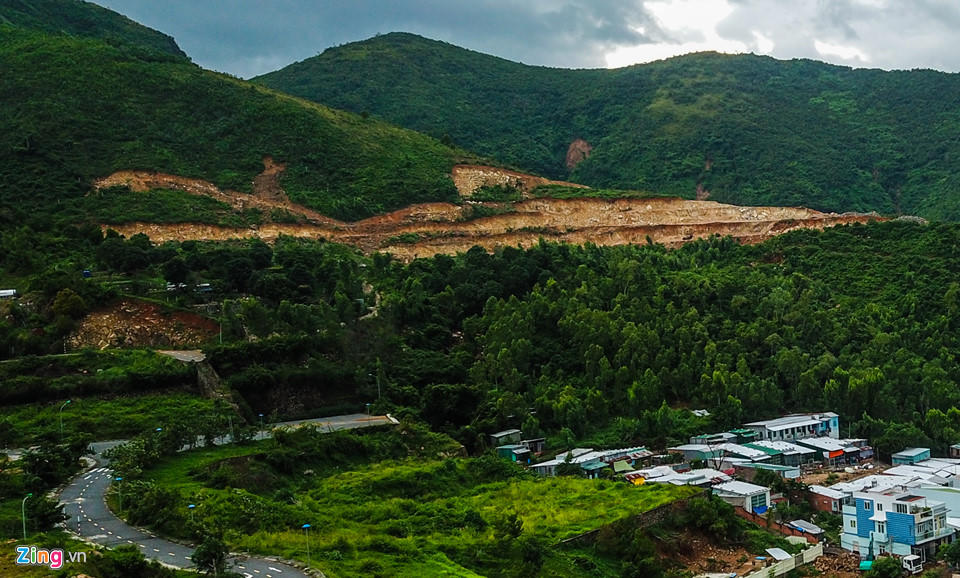 biệt thự 5 sao xẻ núi 'treo trên đầu dân' ở Nha Trang