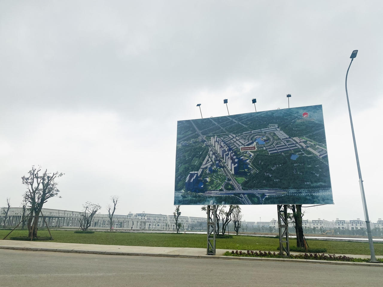 Hàng nghìn biệt thự triệu USD bỏ hoang trên đất ven đô đấu giá 133 triệu/m2