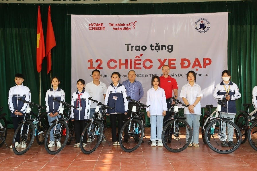 Home Credit trao học bổng cho trẻ em nghèo hiếu học tại Sơn La