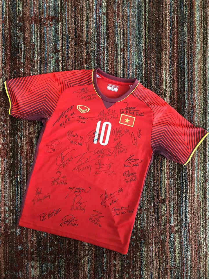 Văn Quyết bán đấu giá áo vô địch AFF Cup, mua khẩu trang, đồ bảo hộ giúp chống dịch COVID-19