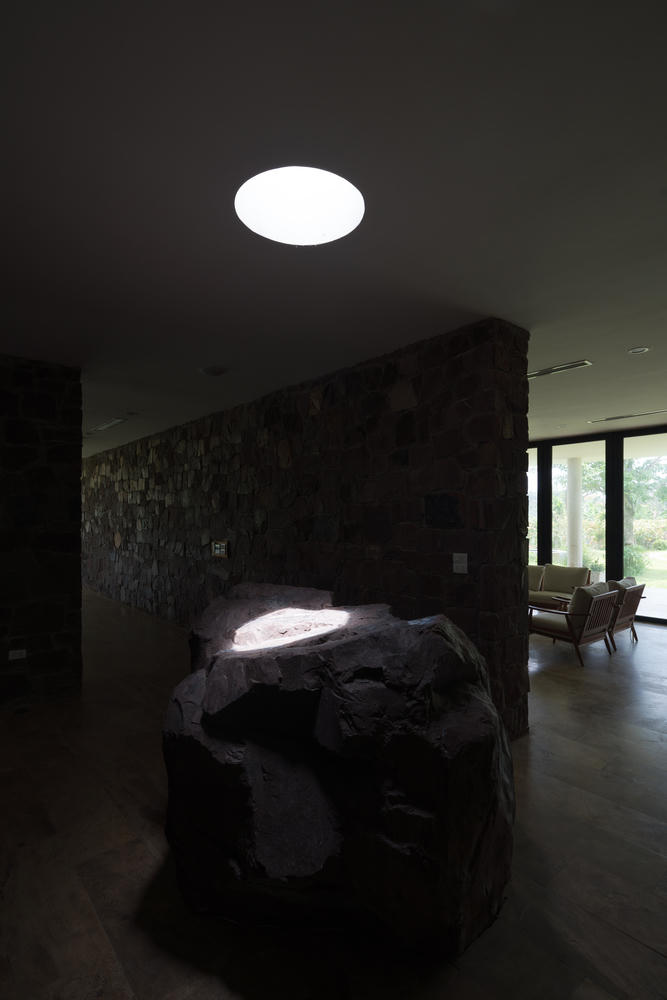 [Ảnh] Ngôi nhà hình elip với bể bơi, sân vườn ở vùng quê Nghệ An 