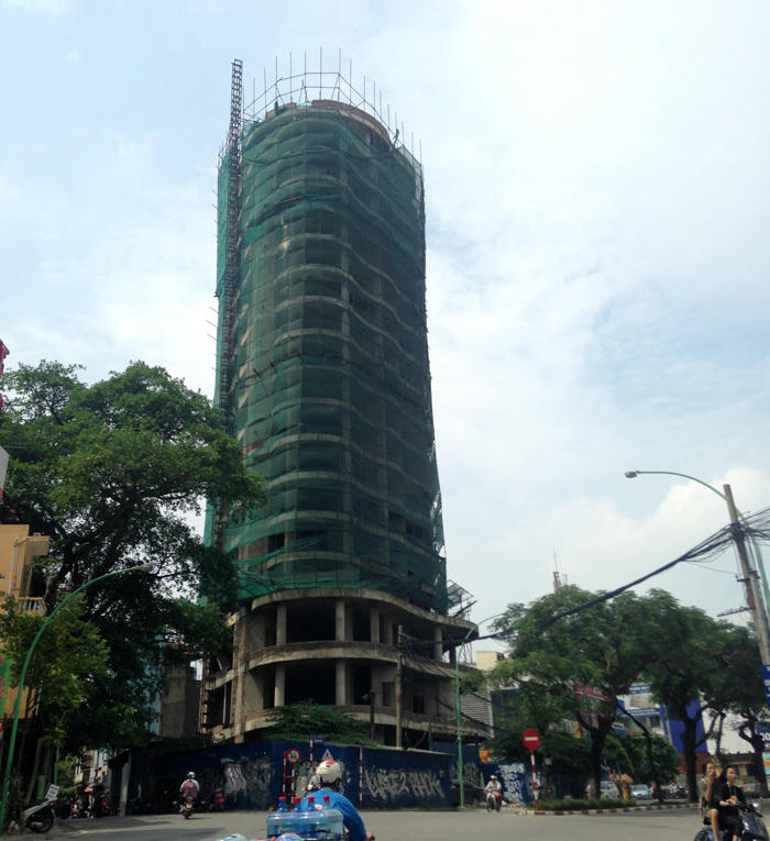 Tòa tháp 'ma' hoang lạnh, ngàn tỷ đổ nát giữa Thủ đô