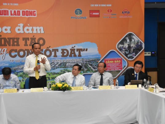 Các chuyên gia chia sẻ tại buổi Tọa đàm "Tỉnh táo trong 'cơn sốt' đất". &nbsp;