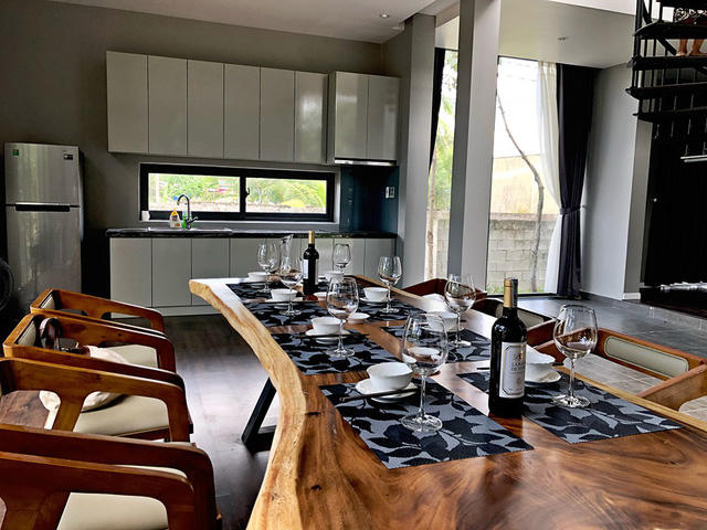 Không gian bếp cũng có hệ thống mở tràn ngập ánh sáng