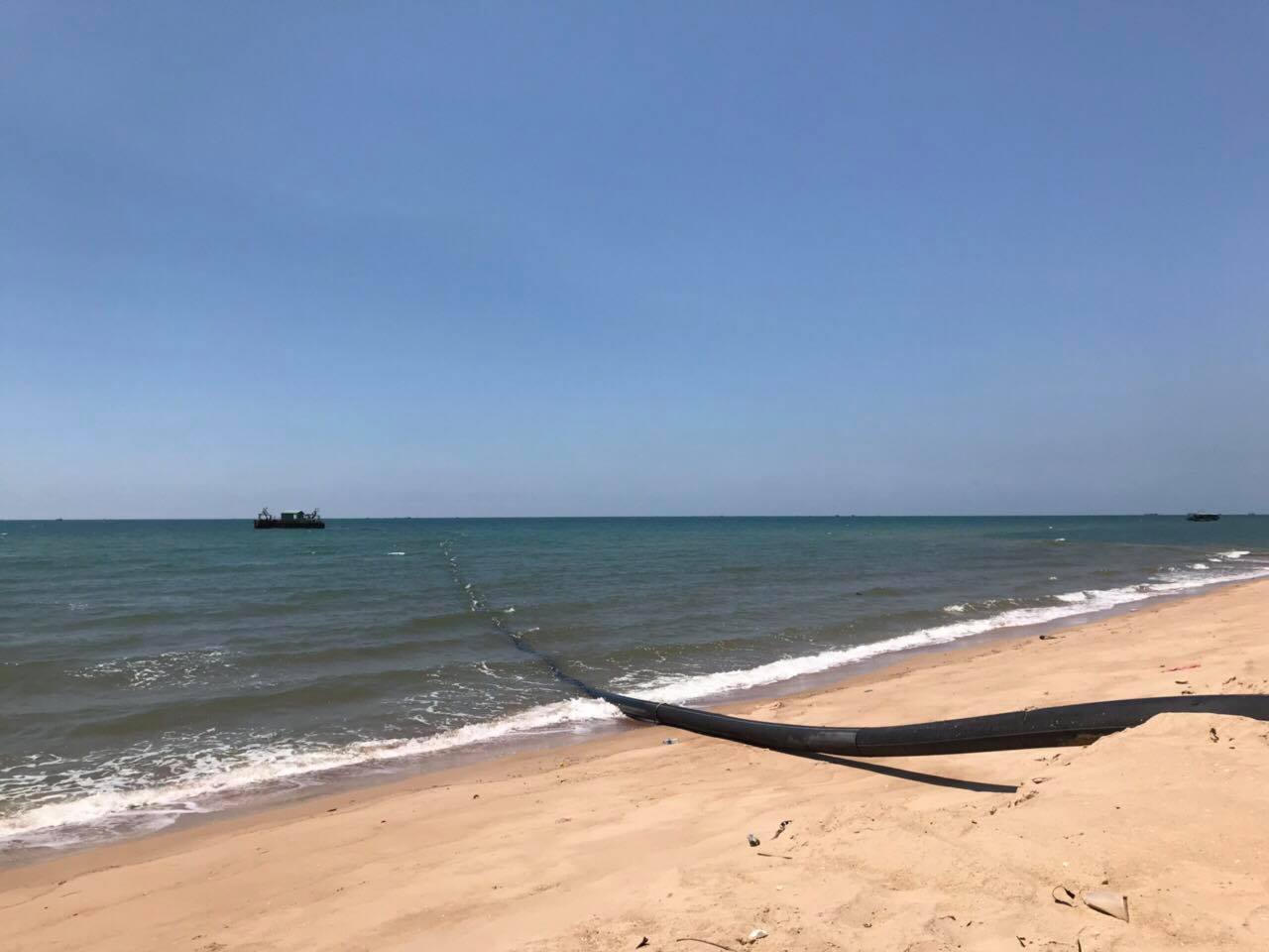 Ống hút DRH dùng để hút cát từ ngoài các sà lan vào dự án.