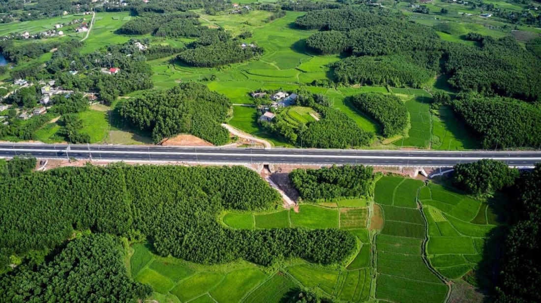 Màu xanh mướt dọc cao tốc.