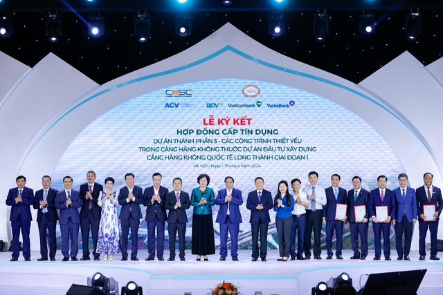 Thủ tướng Phạm Minh Chính và đại diện Tổng Công ty Cảng hàng không Việt Nam (ACV), Ngân hàng Vietcombank, Ngân hàng BIDV, Ngân hàng Vietinbank. Ảnh: Dương Giang/TTXVN