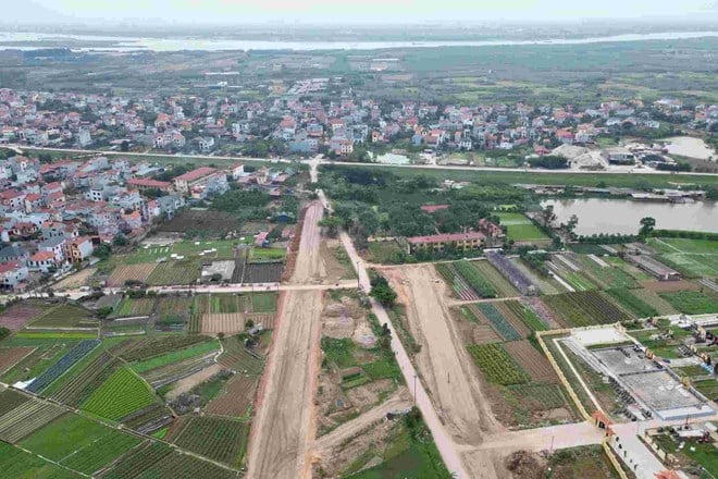 Vành đai 4 Hà Nội đoạn qua thôn Khê Ngoại 2 (xã Văn Khê, huyện Mê Linh) vẫn đang trong tình trạng chờ giải phóng mặt bằng. Ảnh: Internet &nbsp;