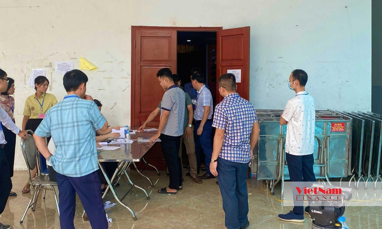 Những người đến tham gia đấu giá phải có đủ hồ sơ tham gia, phiếu xác nhận chuyển tiền cọc trước và căn cước công dân. Những người đi cùng hay không phải người tham gia đấu giá đều phải ở bên ngoài.