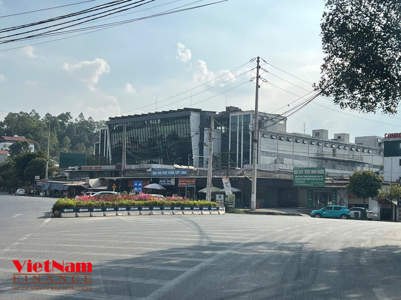 TTTM phải đóng cửa nên hoạt động kinh doanh khu vực xung quanh cũng trở nên đìu hiu