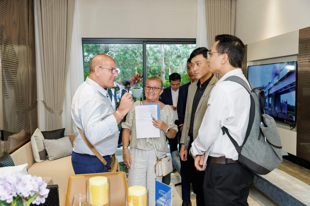 Khách hàng khám phá không gian căn hộ mẫu Khải Hoàn Prime tại sự kiện &nbsp;