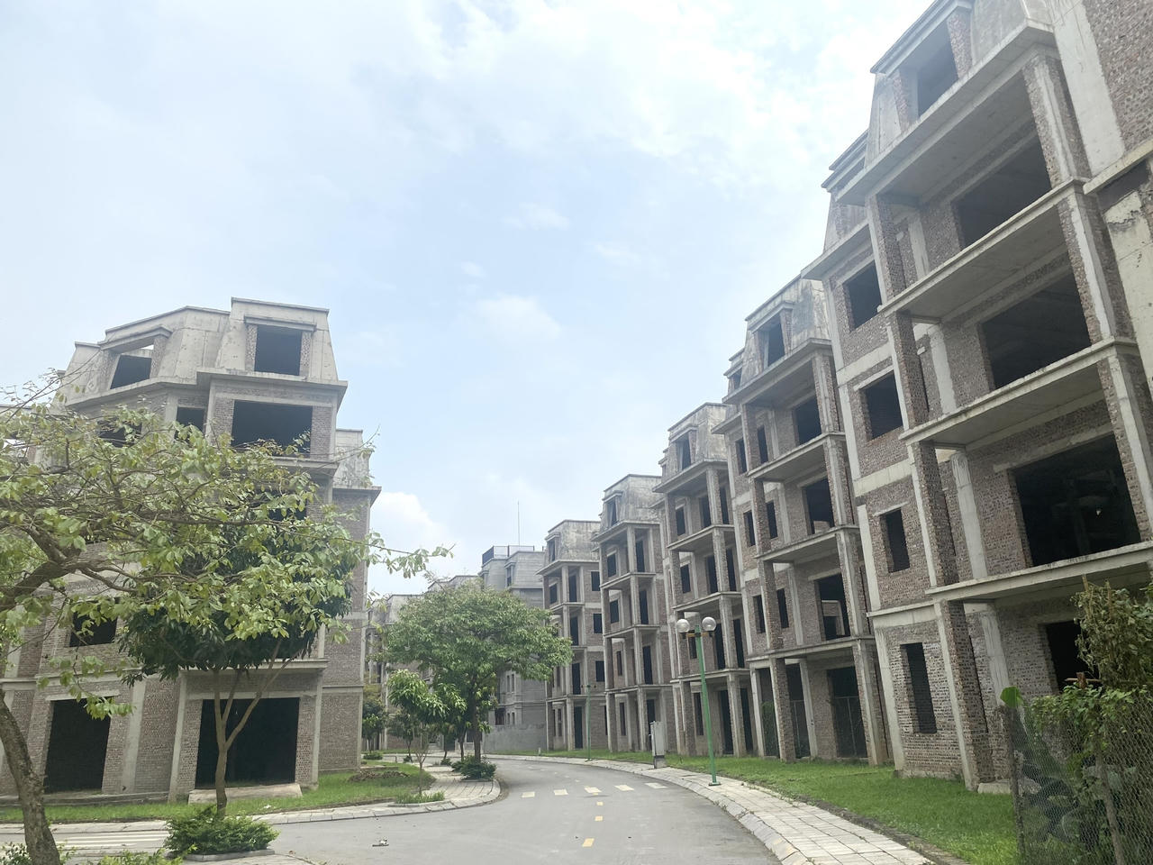 Hàng nghìn biệt thự triệu USD bỏ hoang trên đất ven đô đấu giá 133 triệu/m2