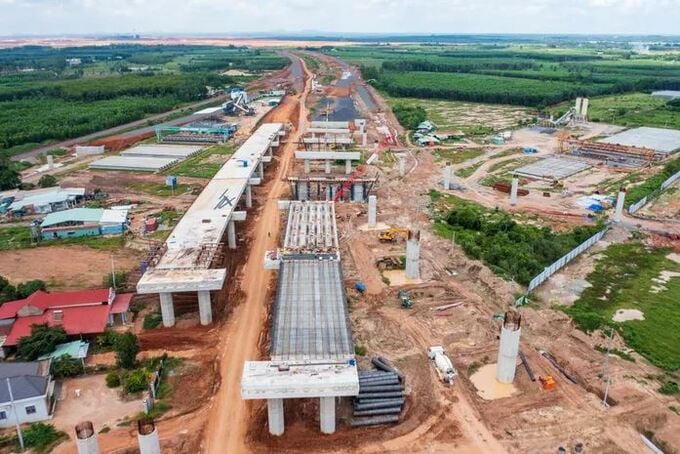 Các trụ bê tông, dầm cầu của hệ thống cầu cạn, đường dẫn đã được dựng lên. Ảnh: Internet &nbsp;