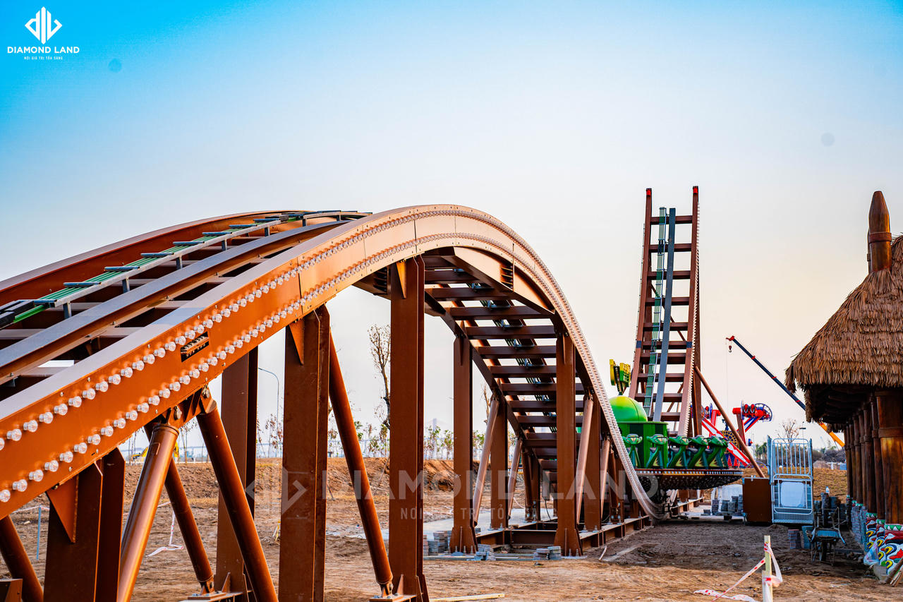 Tàu lượn siêu tốc đang được thi công lắp đặt.