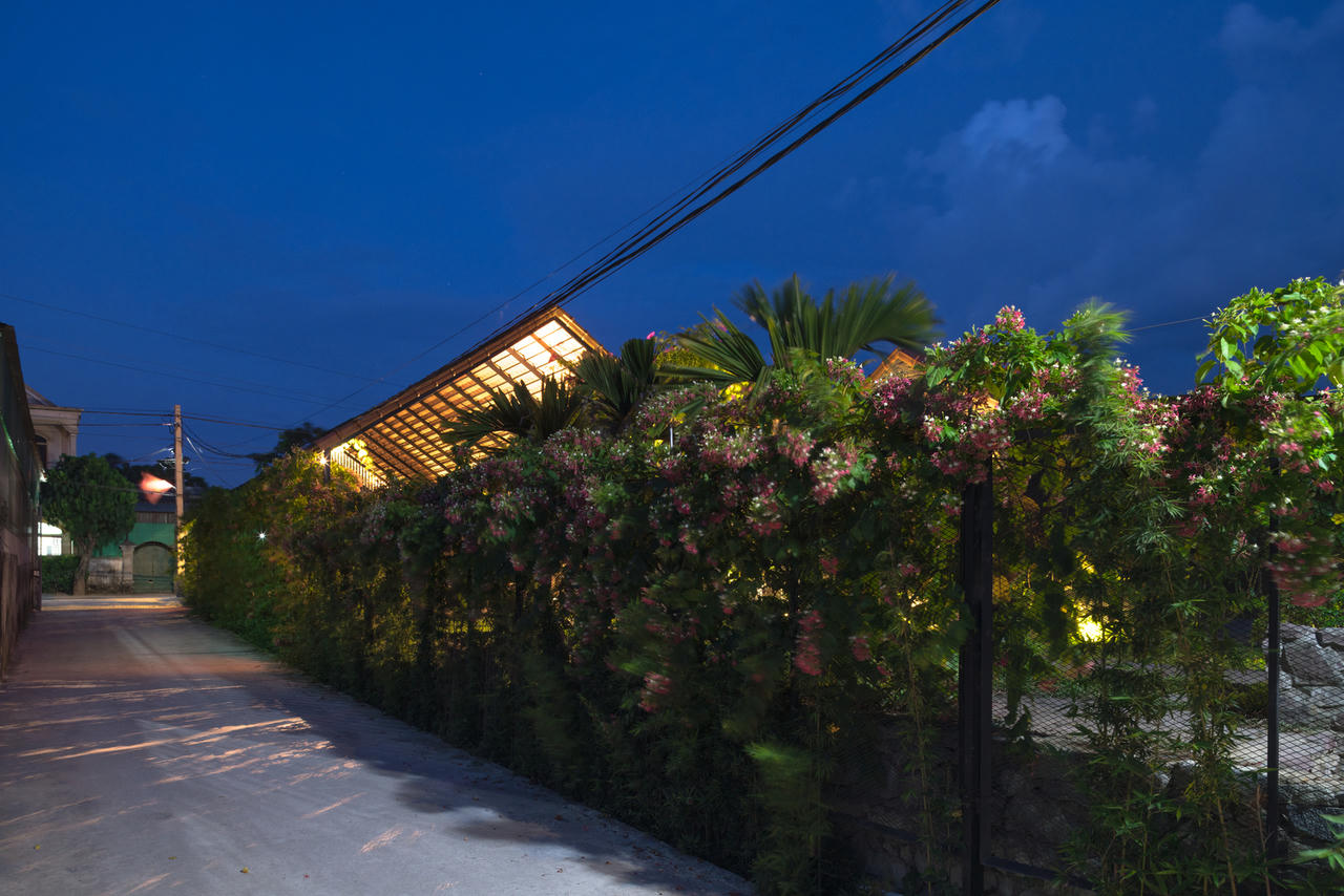 [Ảnh] Ngôi nhà hình elip với bể bơi, sân vườn ở vùng quê Nghệ An 