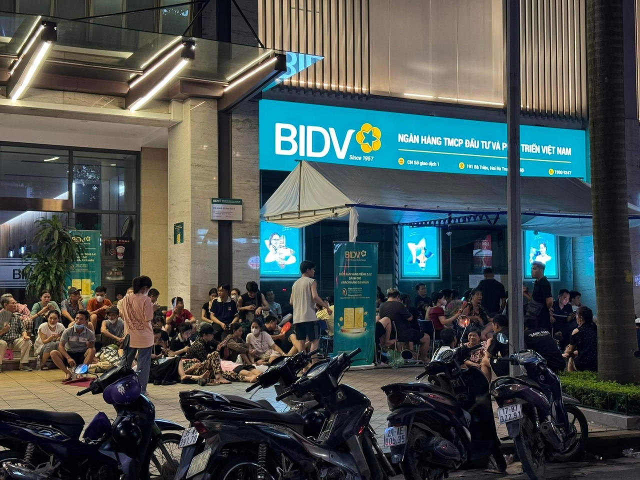 Người dân vạ vật đợi mua vàng từ đêm hôm trước.