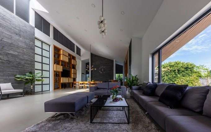 Phòng khách căn nhà rộng lớn, hiện đại