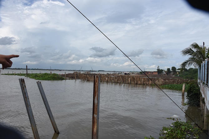 Khu vực mặt nước được Sở GT-VT tỉnh Vĩnh Long cấp phép hoạt động bến thủy nội địa cho Công ty On Oanh, "bỗng dưng" bị đóng cọc, bơm bùn, đất, cát vào san lấp mặt bằng, gây ách tắc cho giai đoạn 2 của dự án. &nbsp;