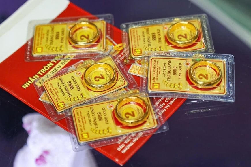 Giá vàng miếng 'bất động' ở mức 122 triệu/lượng, vàng nhẫn 'loạn giá'