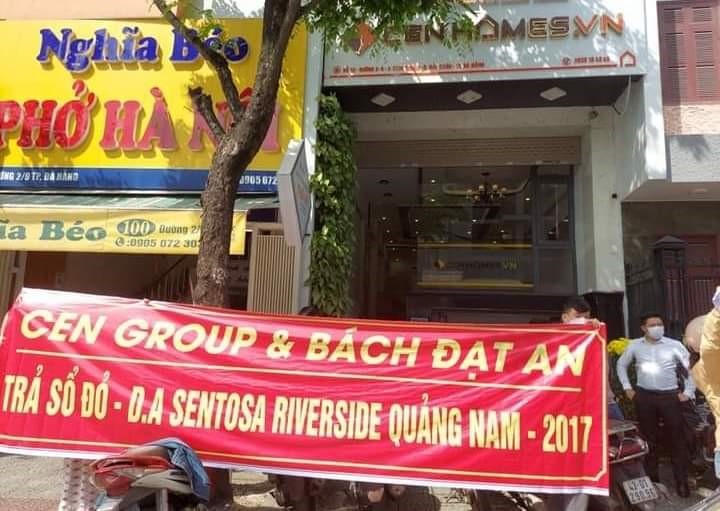 Nhà đầu tư căng băng rôn yêu cầu CenHomes (đơn vị phân phối) và Bách Đạt An (chủ đầu tư) dự án Sentosa Riverside trả sổ đỏ theo đúng hợp đồng đã cam kết. &nbsp;