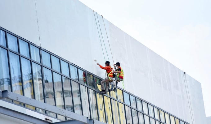 Tại khu vực thi công, dù thời tiết cuối tháng 3 khá oi bức, nhưng nhiều công nhân vẫn tất bật làm việc để hoàn thiện các công trình trong và ngoài cổng bệnh viện mới