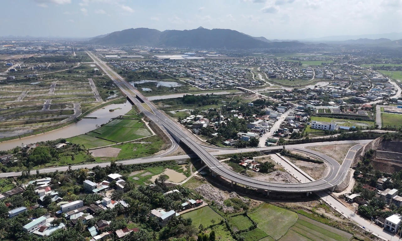 Ngoài ra, địa phương còn nhiều lô đất lớn với mục đích sử dụng là đất thương mại dịch vụ, đất hỗn hợp, đất giáo dục, đất dự trữ phát triển, đất công nghiệp kho hàng… được UBND TP. Đà Nẵng và huyện Hòa Vang kêu gọi xúc tiến đầu tư. &nbsp;