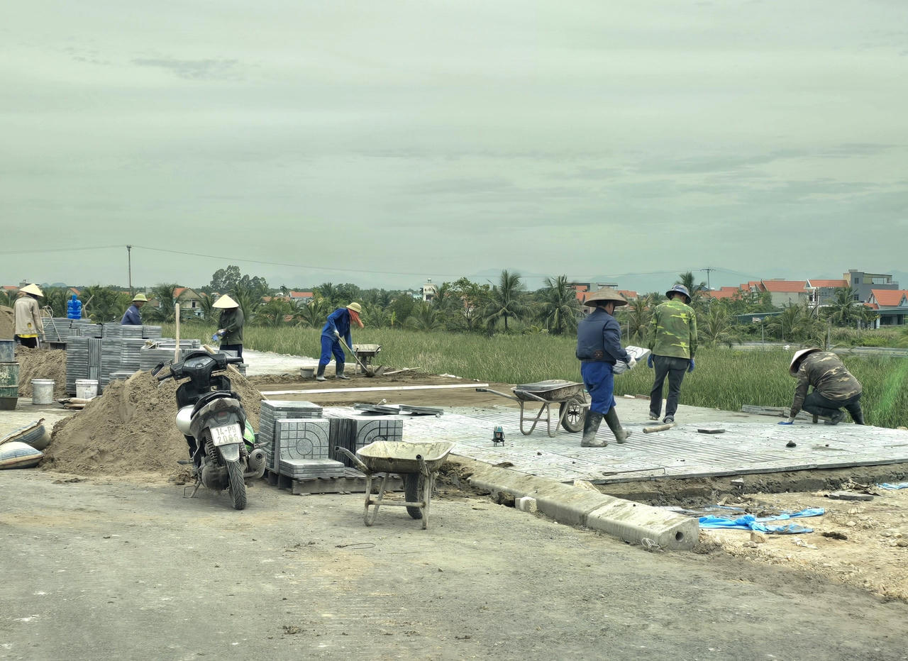 Nhà thầu đang thực hiện thi công vỉa hè