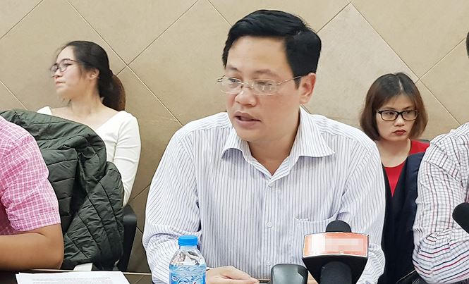 Ông Đoàn Thành Nhân trao đổi với báo chí về mâu thuẫn giữa cư dân tòa nhà Artemis và chủ đầu tư. Ảnh: Ninh Phan.