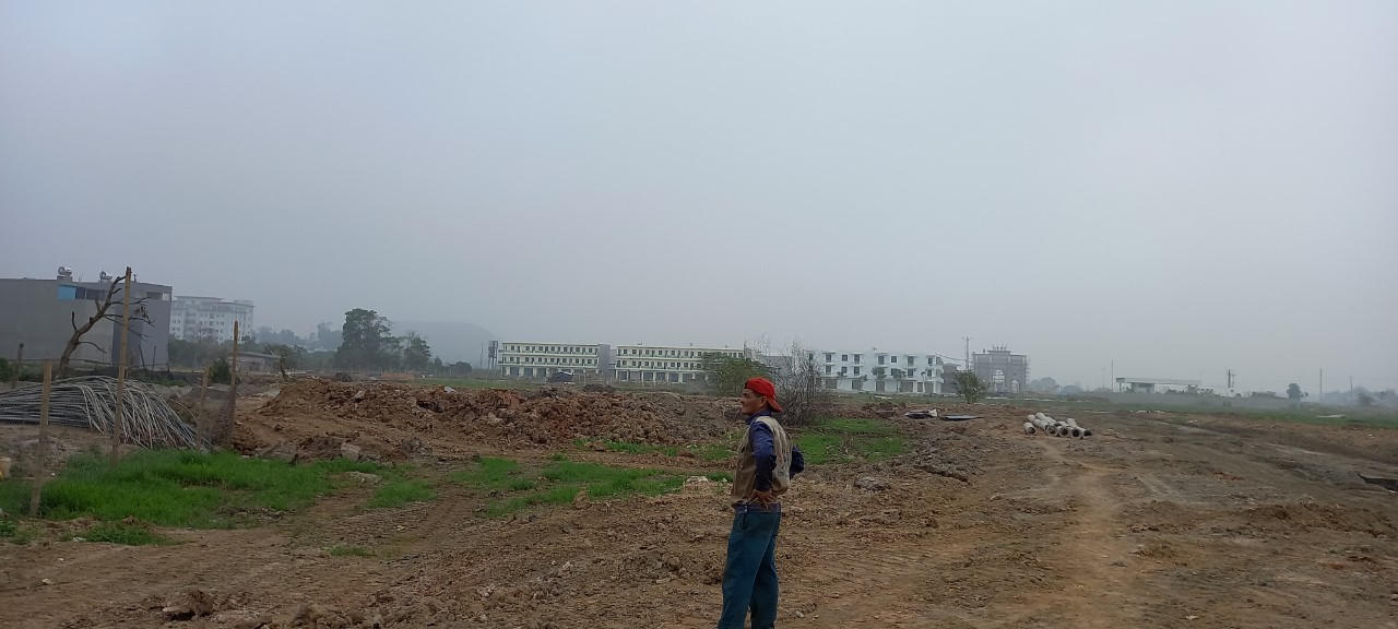 Trong cơn “sốt“ đất, người bán xôi, giò chả cũng thành... môi giới