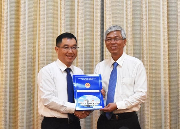Ông Huỳnh Thanh Khiết (bên trái) - Phó Giám đốc Sở Xây dựng TP. HCM &nbsp;