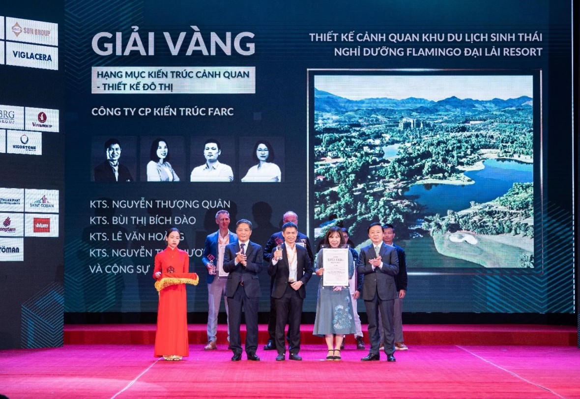 Lãnh đạo, kiến trúc sư trưởng Công ty Cổ phần kiến trúc FARC, trực thuộc Flamingo Holdings lên nhận giải vàng cho hạng mục kiến trúc cảnh quan, thiết kế đô thị.