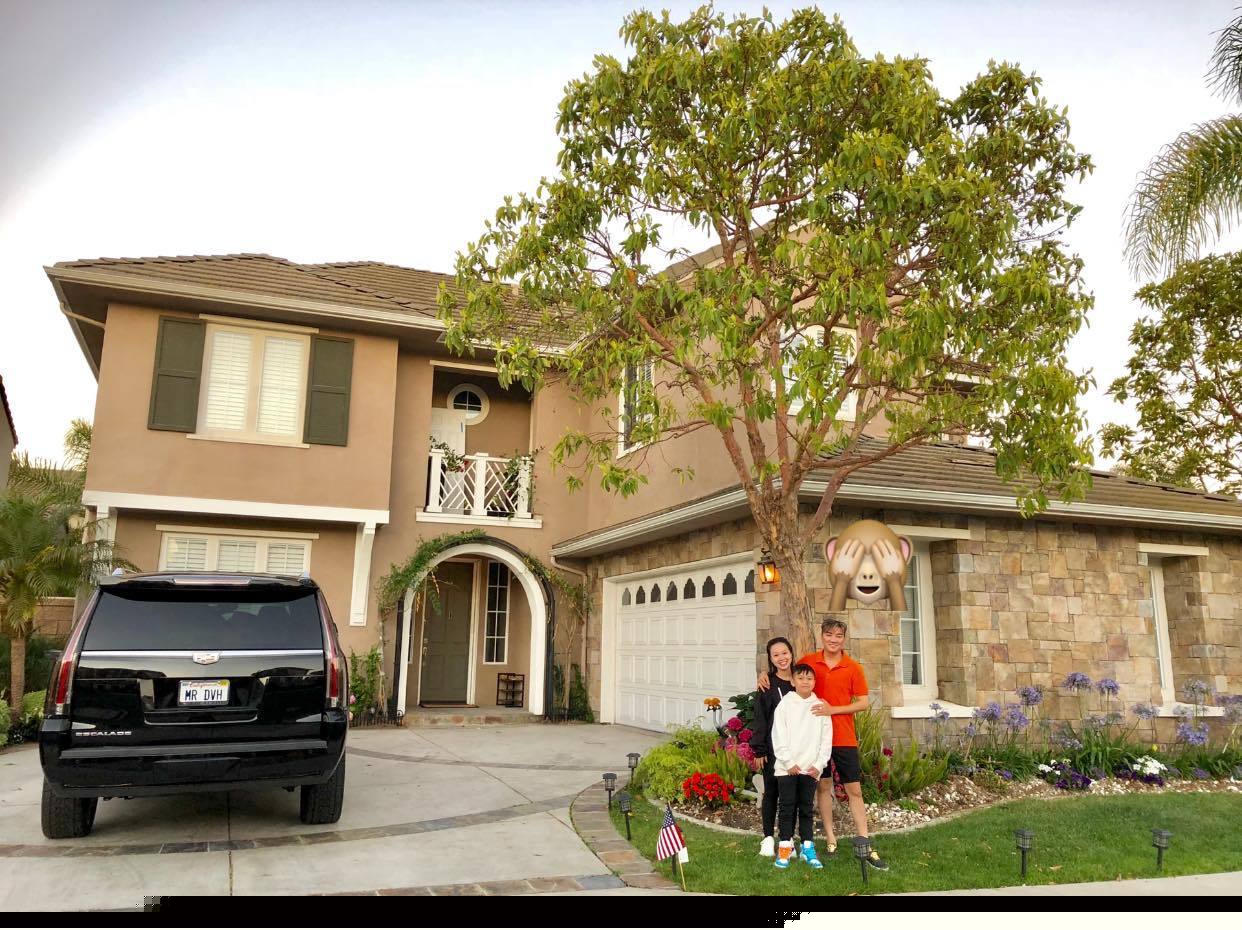 Toàn bộ căn nhà được phủ một màu nâu vàng sang trọng, thiết kế theo phong cách trẻ trung, hiện đại, mới mẻ.