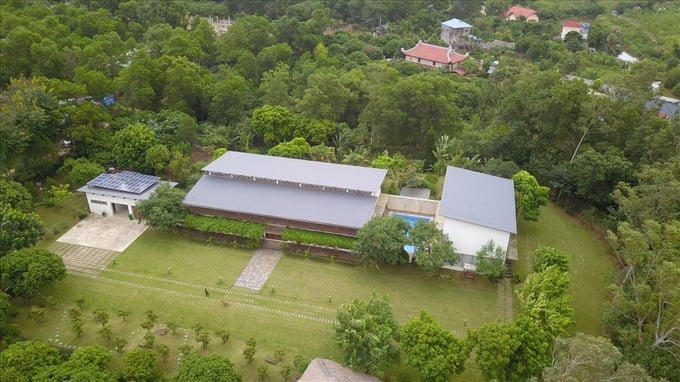 Đến năm 2009, gia đình ca sĩ Mỹ Linh đã xây dựng nhà, bể bơi, nhà để xe và các công trình phụ trợ khác.