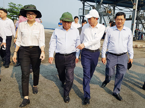 Bộ trưởng Bộ KH-ĐT Nguyễn Chí Dũng (mũ cối) cùng Chủ tịch UBND TP Đà Nẵng Lê Trung Chinh (mũ lưỡi trai) thị sát khu vực sẽ xây dựng cảng Liên Chiểu. Cùng đi có Giám đốc Sở KH-ĐT Đà Nẵng Trần Thị Thanh Tâm (bìa trái) và Bí thư Quận ủy Liên Chiểu Trần Phước Sơn (bìa phải). &nbsp;